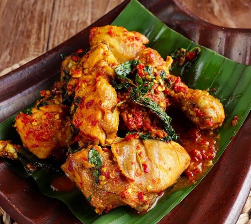 PEDAS: Rica-rica ayam dengan bumbu meresap dan aroma menggoda.