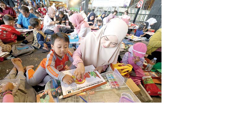KREATIF: Kebersamaan ibu dan anak saat menuntaskan karya di Final Lomba Mozaik Mom & Kids pada tahun lalu.