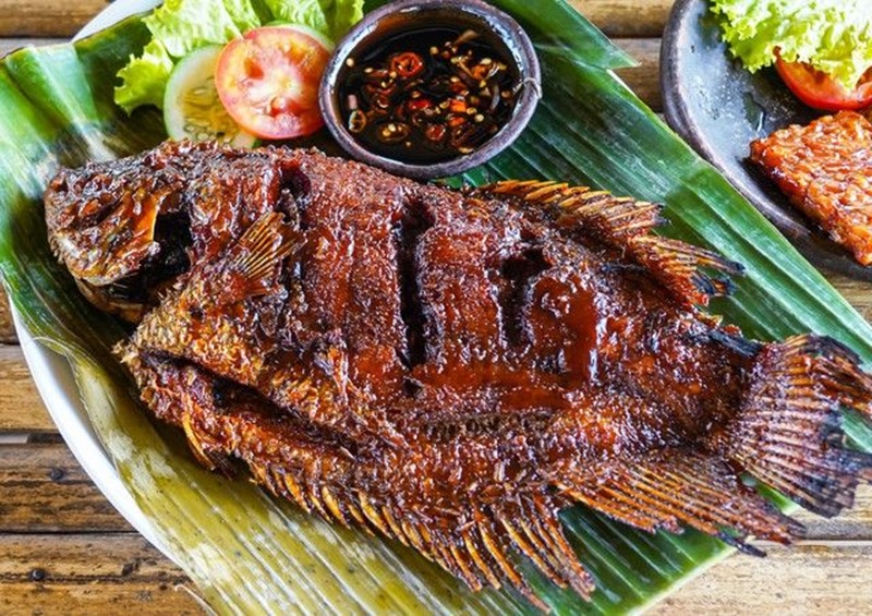 MENGGODA SELERA: Ikan bakar lezat disajikan cantik diatas daun