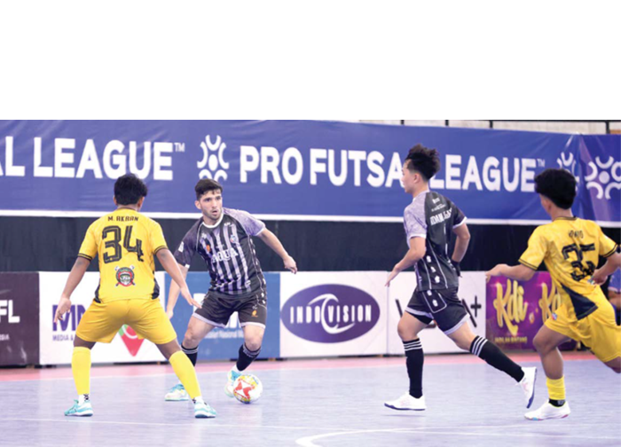 PECAH TELUR: Farzad Mahmoodi (dua dari kiri) berusaha melewati pemain Asahan Allstar Samarinda dalam laga PFL pekan ke-6 di GOR Nambo, Tangerang.
