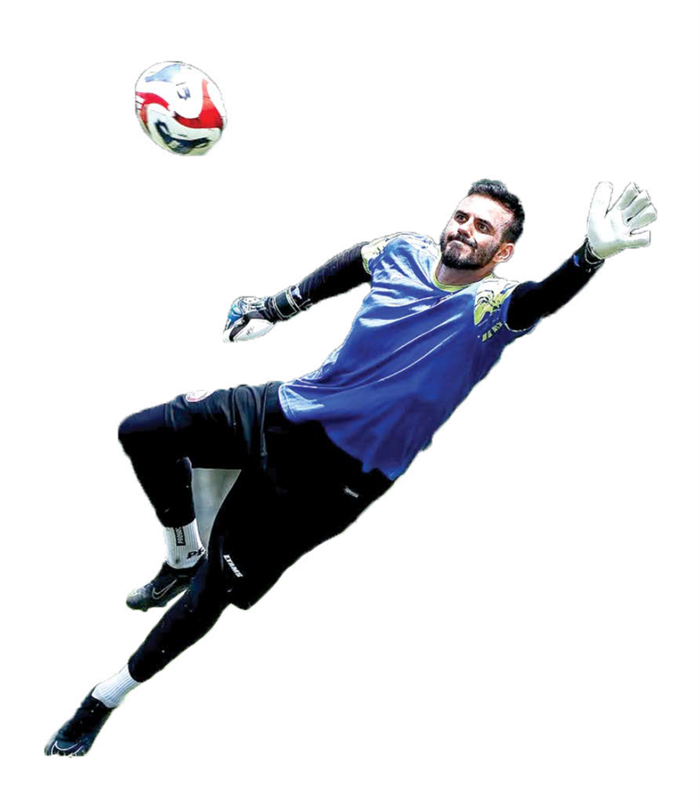 SEMAKIN FIT: Kiper Arema FC Lucas Frigeri berusaha menangkap bola dalam sesi latihan di ARG Soccer Field Lawang.