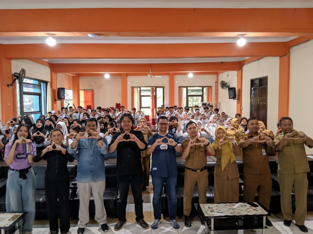 INOVATIF: Pelatihan membuat video dengan AI bersama 100 siswa SMKN 10 Malang kerjasama dengan AXIS, pada Selasa (18/11).