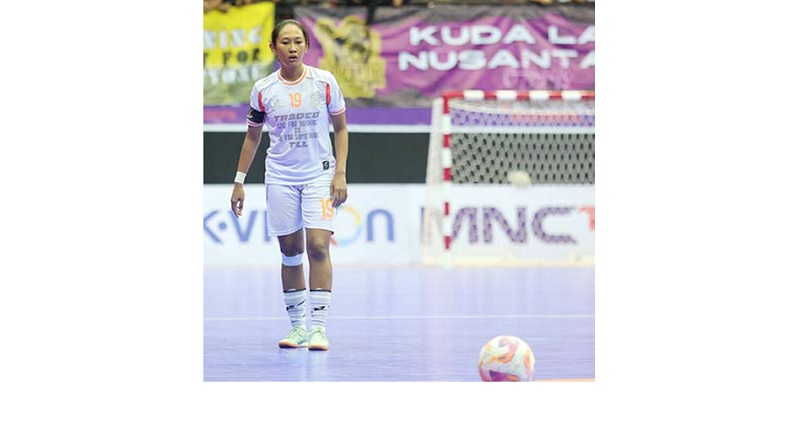 ANDALAN: Sabrina Mutiara Firdaus (kanan) ketika membela Arema FC Women. Foto kanan, Sabrina Mutiara Firdaus bermain untuk Kuda Laut Nusantara Angels melawan Alive FC di GOR Among Rogo, Jogjakarta