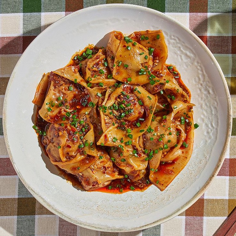 HANGAT, GURIH: Wonton pedas, cocok untuk camilan atau makan siang hangat.