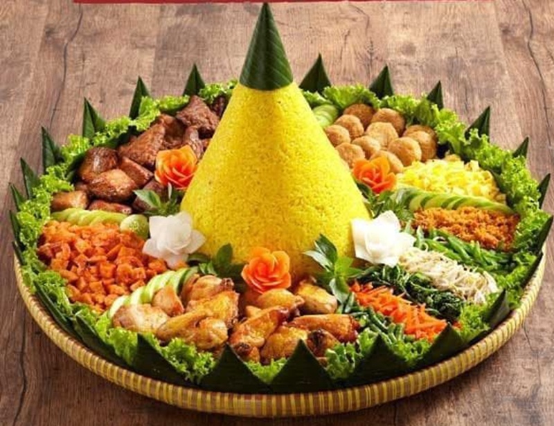 MERIAH LEZAT: Nasi tumpeng cantik dengan lauk lengkap, sempurna untuk syukuran atau acara spesial