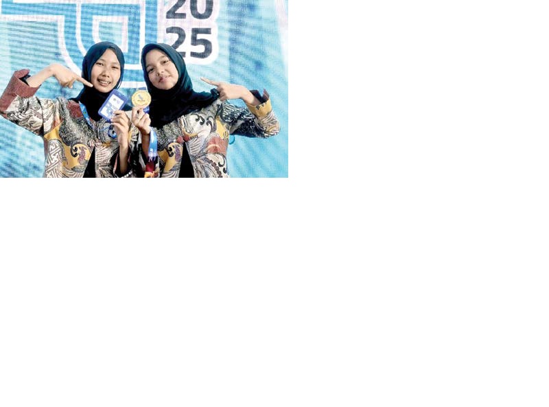 BERPRESTASI: Siswi MTsN 6 Malang Siti Azzahra Santika dan Adeecha Cinta Islamiah meraih emas bidang Sustainable Development Goals (SDGs) di OMI 2025.