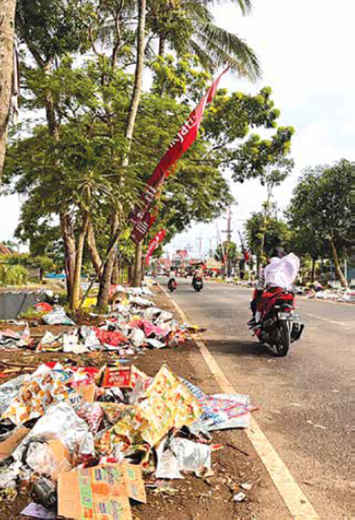 JAGA KEBERSIHAN: Sampah mengotori ruas jalan di area festival Pesona Gondanglegi kemarin (17/11).