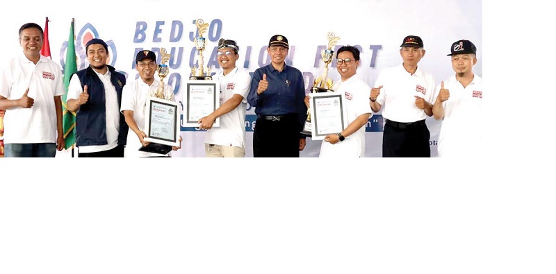 TINGKATKAN KUALITAS PENDIDIKAN: Ketua PDM Kota Malang Prof Dr H Abdul Haris MA (tengah, biru dongker) saat penyerahan piala kepada para pemenang lomba Bedjo Education Fest and Olympiad 2025