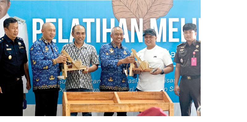 PEDULI: Sekda Kota Malang Erik Setyo Santoso (tiga dari kanan) didampingi perwakilan Bea Cukai Malang dan Kejari Kota Malang menyerahkan bantuan alat giling dalam kegiatan Pelatihan Melinting bagi