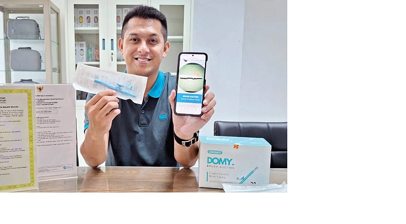 DARI KERESAHAN: Domy Pradana Putra menunjukkan alat pengisap bedah ciptaannya yang dinamai Domy Brush Suction.