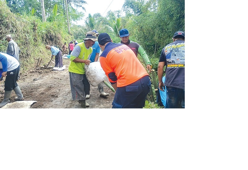 CEGAH BENCANA: Warga bersama anggota TNI-Polri dan BPBD Kabupaten Malang membangun tanggul untuk menantisipasi logsor di ruas jalan Desa Sumbersari, Kecamatan Poncokusuo beberapa waktu lalu.