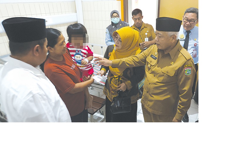 DAPAT SANTUNAN: Bupati Malang H M. Sanusi menyambangi NHA, 7, yang menjalani perawatan di Rumah Sakit Saiful Anwar (RSSA) kemarin (18/11).