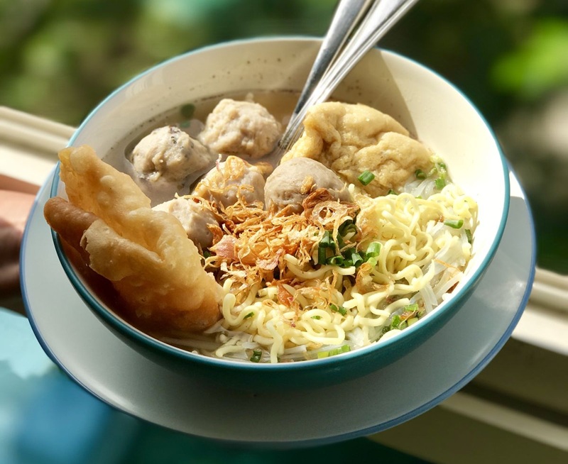 LEZAT DAN GURIH: seporsi bakso lengkap dengan mi dan goreng yang menggugah selera