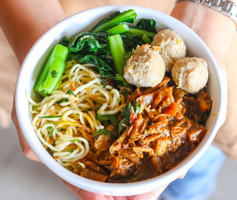 LEZAT DAN GURIH: Mi ayam dengan bakso yang menggugah selera