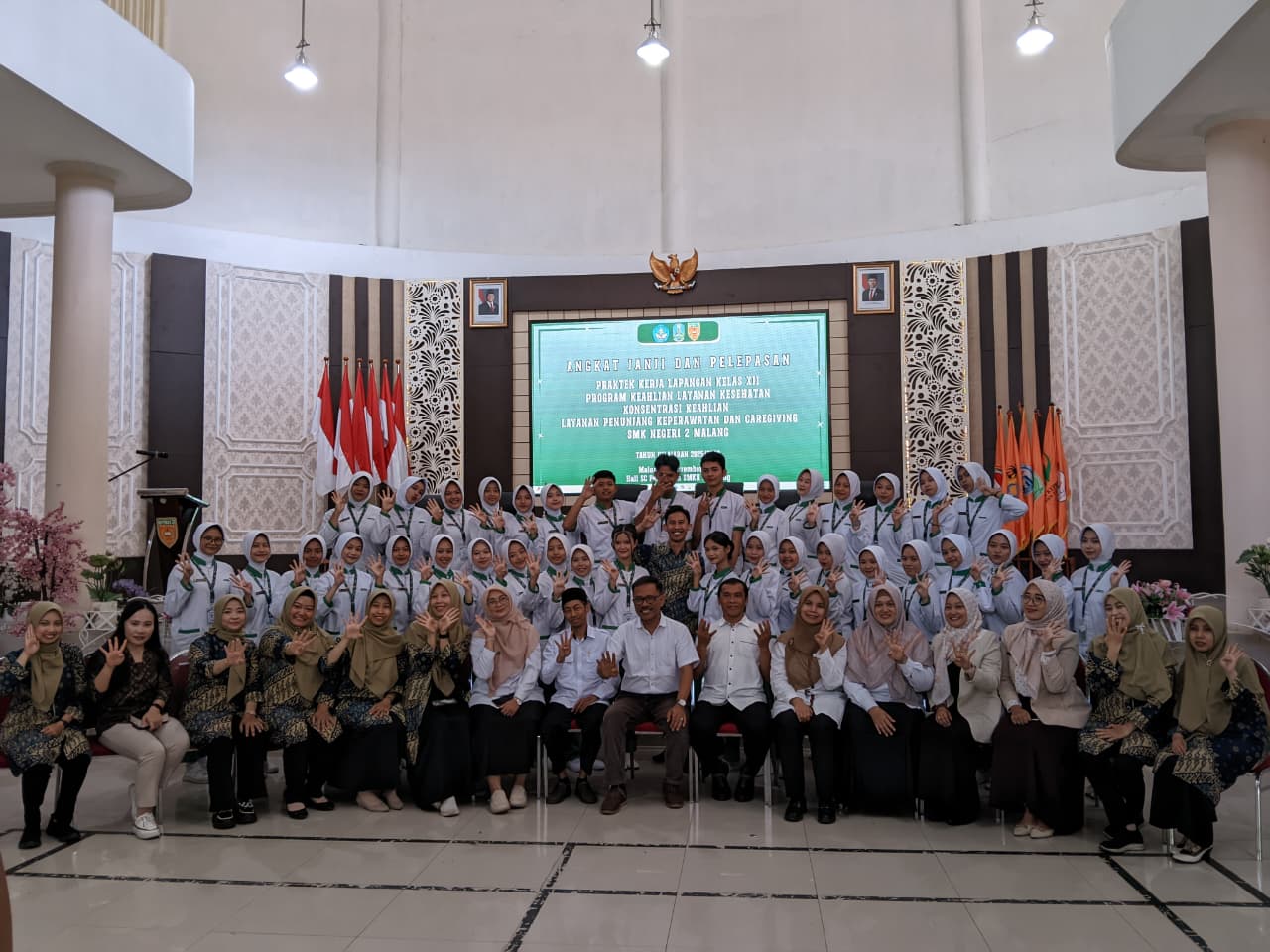 KOMITMEN BERSAMA : Sebanyak 137 siswa SMKN 2 Malang jurusan LPKC melaksanakan prosesi angkat janji di Hall SC Pertamina, Rabu (19/11).