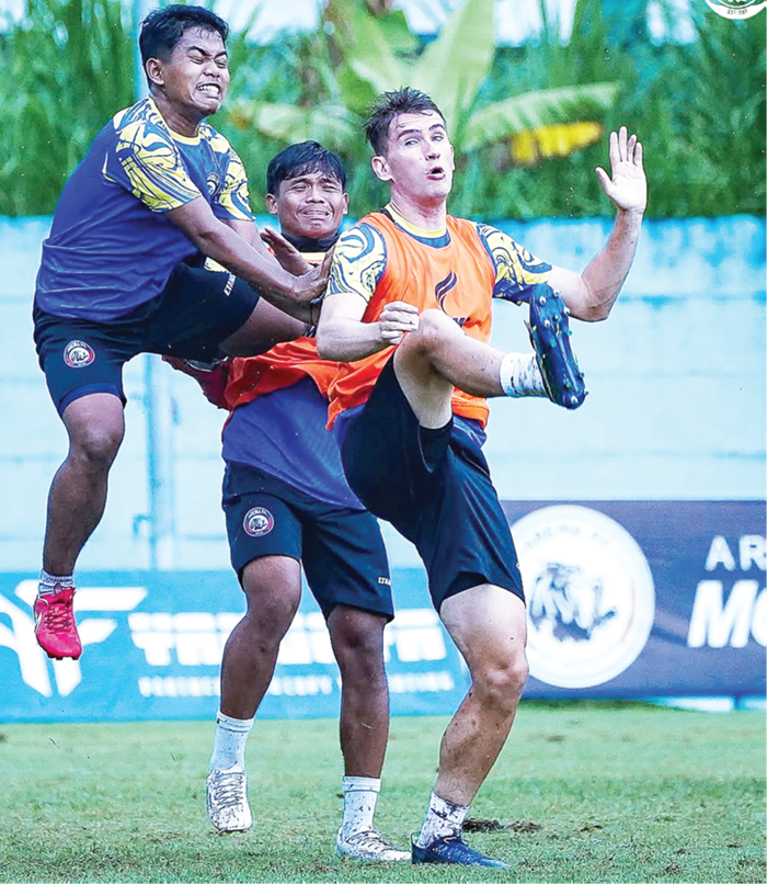 BERBENAH: Agusti Ardiansyah, Aswin, dan Odivan Koerich berjibaku dalam sesi latihan di ARG Soccer Field, Lawang.
