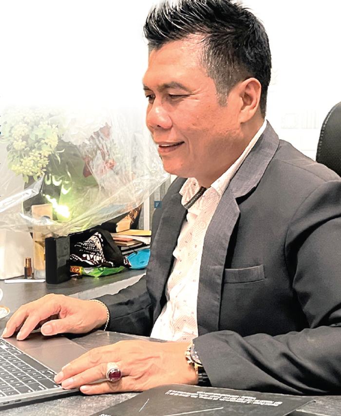 PEGANG TEGUH PRINSIP: Dr Solehoddin SH MH sejak memulai karier sampai sekarang selalu berusaha membantu masyarakat kelas bawah.
