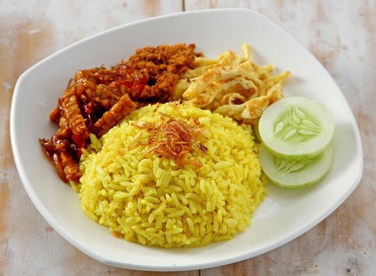 SARAPAN FAVORIT: Deretan nasi kuning di Klojen ini jadi incaran warga setiap pagi karena rasanya yang gurih dan harganya yang bersahabat.