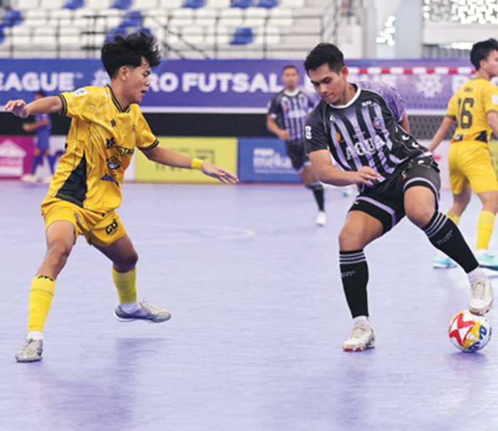 TAJAM: Andres Dwi Persada (kanan) berusaha melewati pemain Asahan Allstar Samarinda dalam laga PFL pekan ke-6 di GOR Nambo, Tangerang, pekan lalu.
