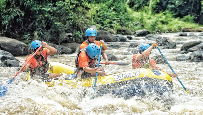 KERJA KERAS: Atlet FAJI Kota Batu bertanding berusaha menjadi tercepat dalam Kejurprov 2025 di Sungai Pekalen, Kabupaten Probolinggo.