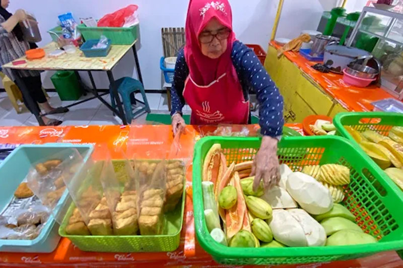 Segarnya Kota Apel: Intip Empat Spot Rujak Manis yang Bikin Siang di Malang Makin Nikmat!