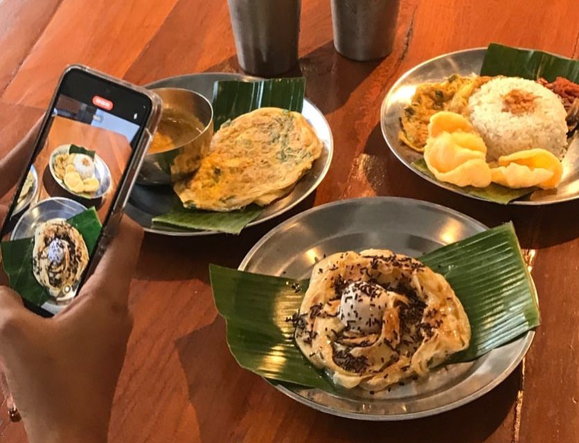 OTENTIK LEZAT: Roti Prata dengan tekstur empuk dan kuah kari yang gurih.