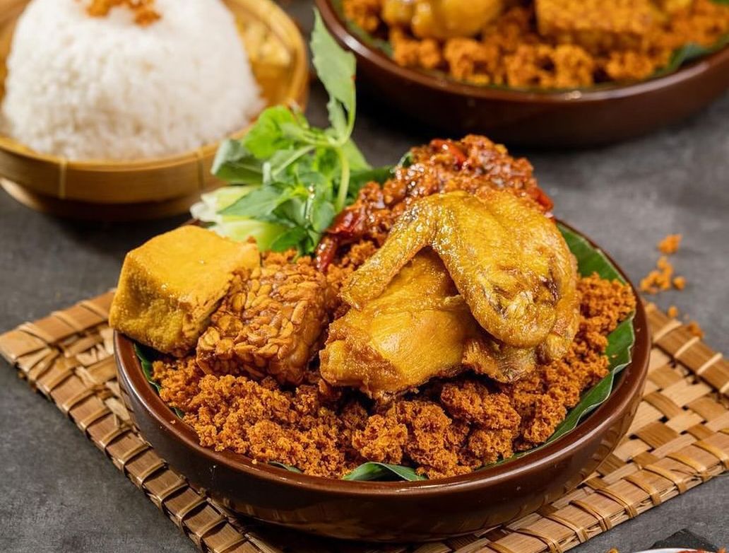 PEDAS MENGGIGIT: Ayam penyet di Kota Malang yang wajib kamu coba.
