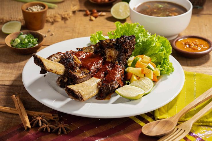 DAGINGNYA LEMBUT: Iga bakar dengan daging yang lembut dan porsi besar.