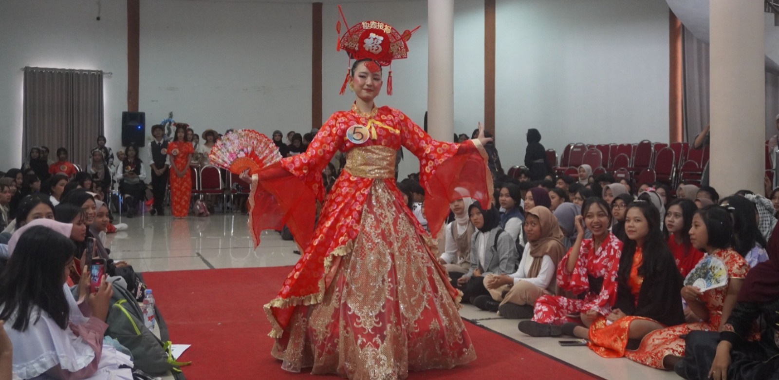 MERIAH: Peragaan busana negara China oleh siswi kelas X saat lomba Fashion Show Festival Bahasa Asing di SMKN 2 Malang, Selasa (18/11).