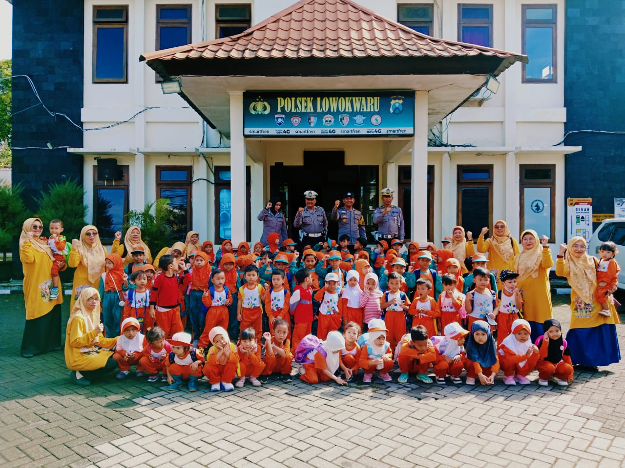 PIONER: KB-TA Asy-Syahriyah satu-satunya sekolah yang outing class mengenal profesi ke Polsek Lowokwaru, Rabu (19/11).