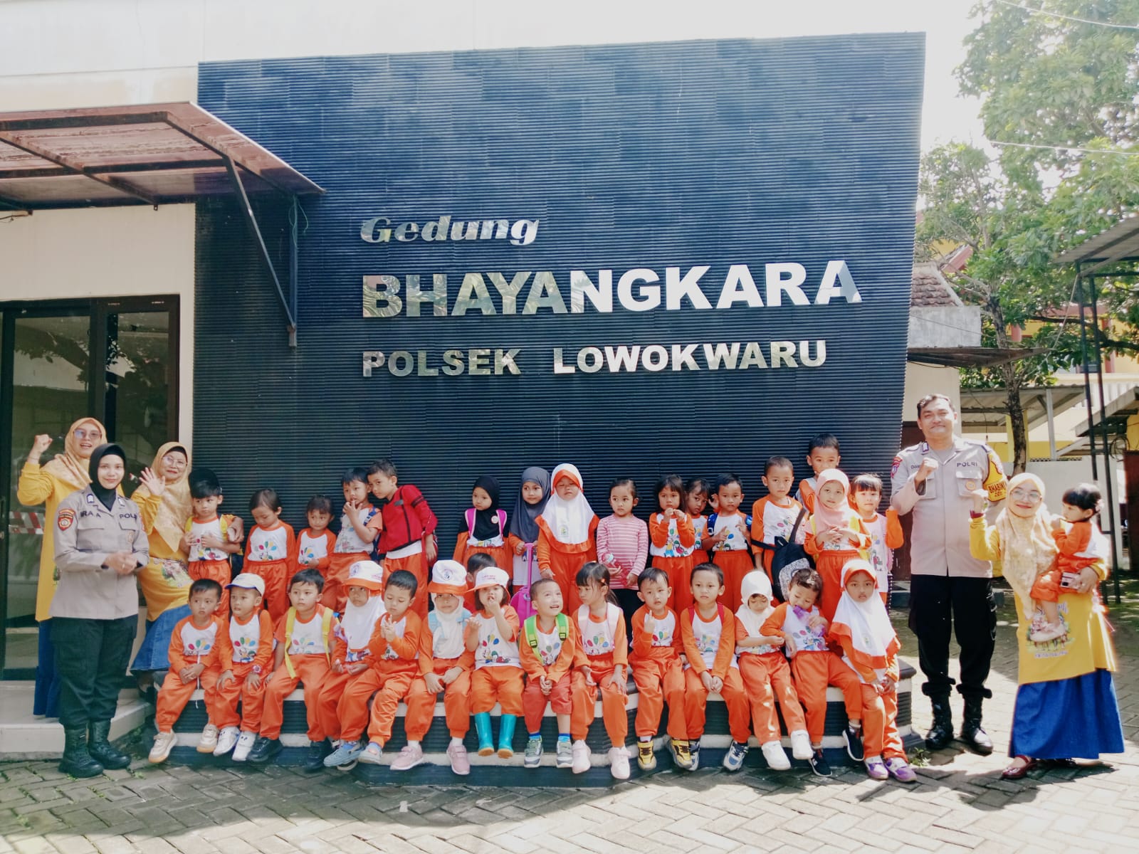 SEMANGAT: Sebanyak 90 siswa KB-TA Asy-Syahriyah didampingi guru dan anggota Polsek Lowokwaru berkeliling melihat bagian serta tugas dari polisi.