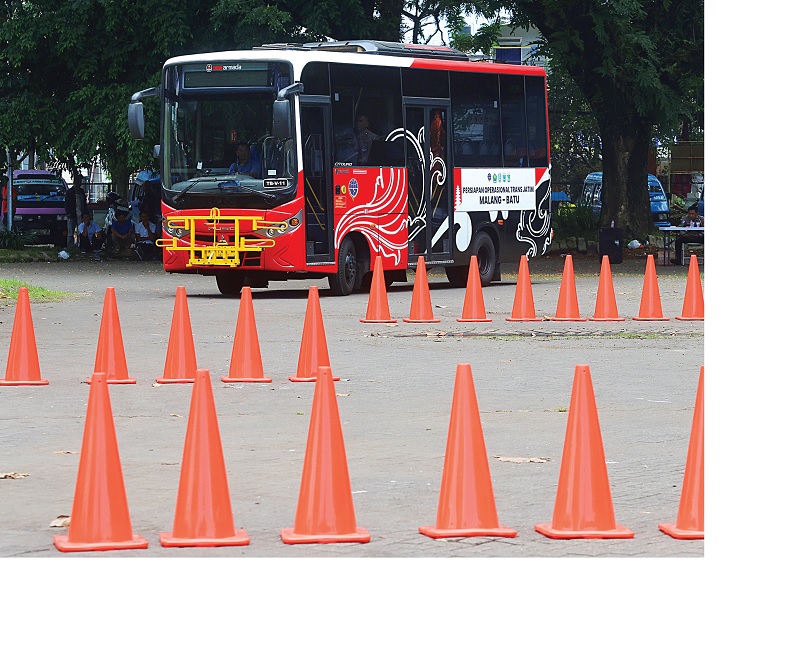 AKHIR: Test drive Bus Trans Jatim dilakukan di GOR Ken Arok, kemarin (18/11). Ada 30 sopir angkot yang mengikutinya.
