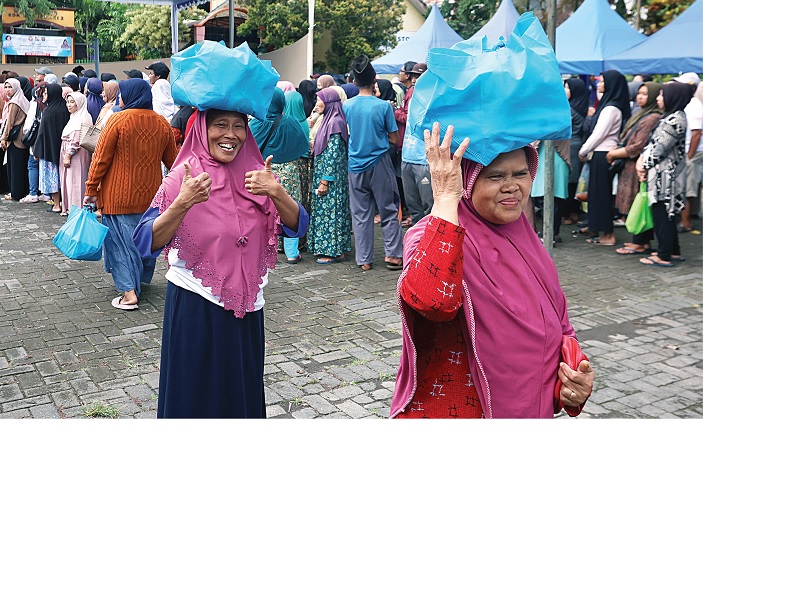 TITIK PERTAMA: Sejumlah warga memanfaatkan program sembako murah yang digelar pemkot di Lapangan Merjosari, Kecamatan Lowokwaru, kemarin. Hari ini (19/11) ren cananya dilanjutkan di Kecamatan Blimbing