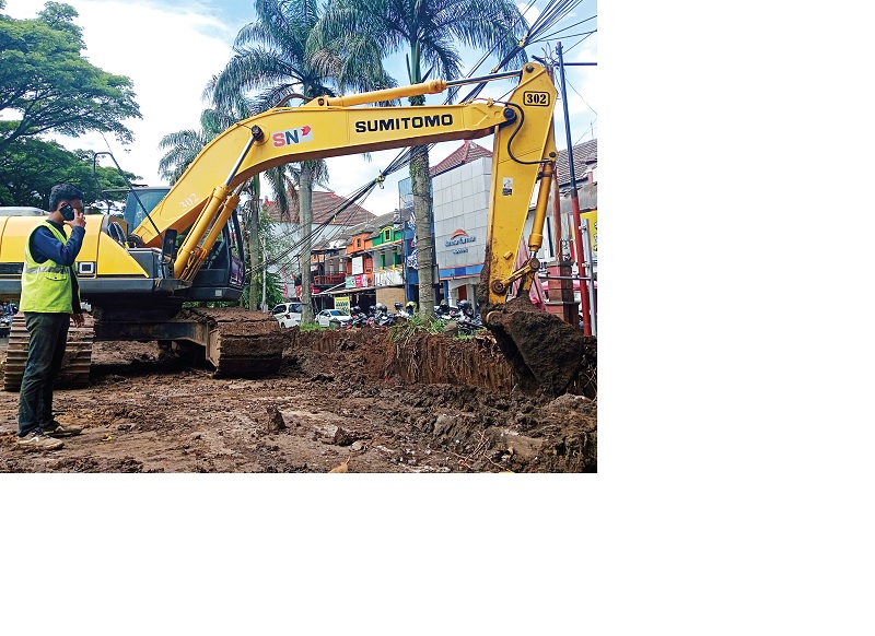 DISOROT: Pekerja proyek drainase Soekarno-Hatta (Soehat) mengeruk tanah menggunakan alat berat, kemarin.