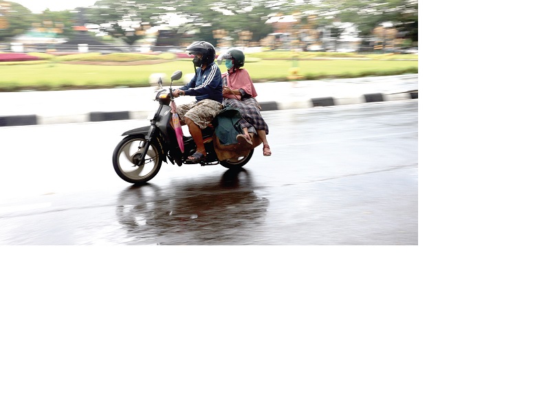 HATI-HATI: Pengendara sepeda motor melintas di sekitar Alun-Alun Tugu kemarin siang. Polresta menarget angka laka lantas turun hingga 15 persen.