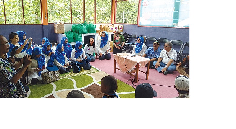SILAHTURAHMI: Prof Dr Puji Handayati mengunjungi Kampung Topeng Desaku Menanti di Dusun Baran Kelurahan Tlogowaru, Kecamatan Kedungkandang, beberapa waktu lalu.
