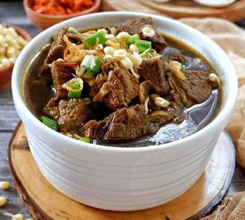 HANGAT: Semangkuk rawon dengan kuah hitam pekat dan daging empuk jadi pilihan tepat untuk dinikmati di udara sejuk Kota Batu.
