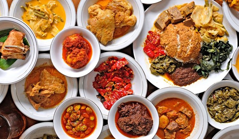LAUK MELIMPAH: Masakan Padang dengan bumbu kaya rempah dan sambal pedas jadi favorit pencinta kuliner Nusantara
