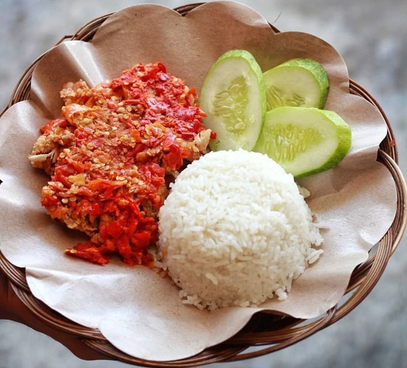 PEDAS NENDANG: Ayam geprek dengan sambal dadakan siap menggugah selera dan bikin nagih