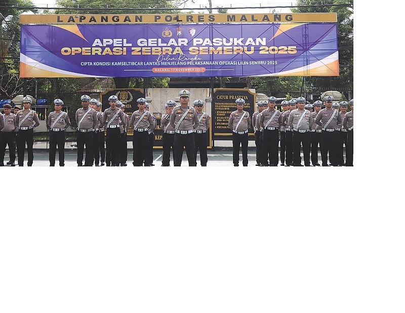 RAZIA: Personel satlantas menjalani Apel Gelar Pasukan Operasi Zebra Semeru 2025 di halaman Mapolres Malang.
