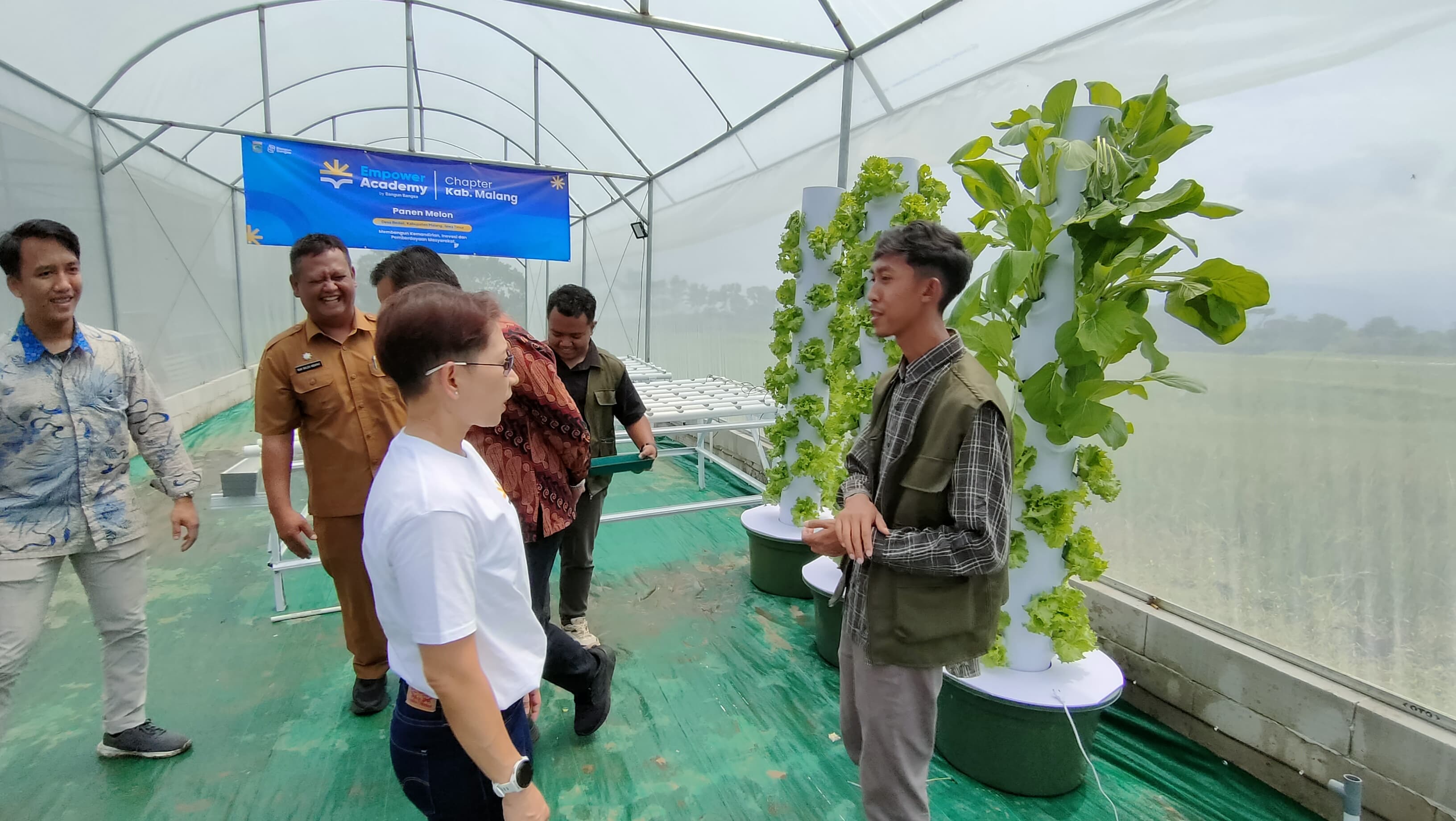 Dian Widyanarti, Head of Corporate and Regulatory Affairs Bentoel Group berinteraksi dengan petani melon.