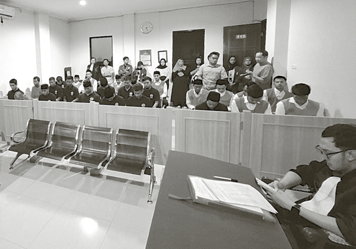 MASSAL: Para tahanan yang didakwa melakukan pengeroyokan menjalani persidangan di Pengadilan Negeri (PN) beberapa waktu lalu.
