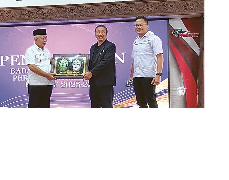 TAMBAH PENDA PATAN: Bupati Malang H M. Sanusi menerima cenderamata dari ketua PHRI Jawa Timur Dwi Cahyono (tengah) di Pendapa Agung Kabupaten Malang kemarin.