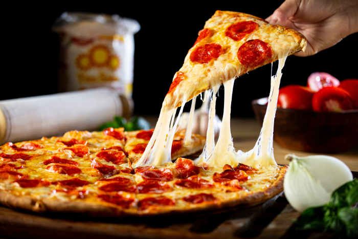 LEZAT: seporsi pizza dengan keju mozzarella yang menggugah selera