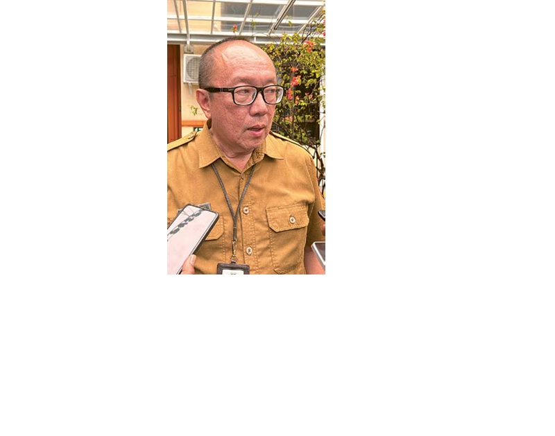 BEBER HASIL LAB: Kepala Dinas Kesehatan (Dinkes) Kabupaten Malang drg Wiyanto Wijoyo memberikan keterangan kepada awak media, kemarin (19/11).
