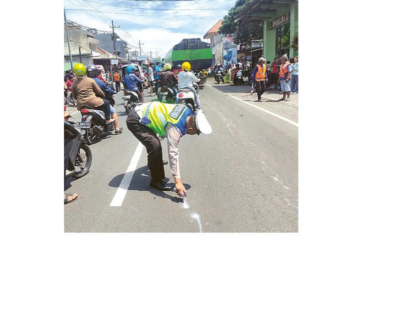 OLAH TKP: Anggota Satlantas Polres Malang menandai lokasi kecelakaan di Jalan Raya Sidomulyo, Desa Wandanpuro, Kecamatan Bululawang kemarin (19/11).