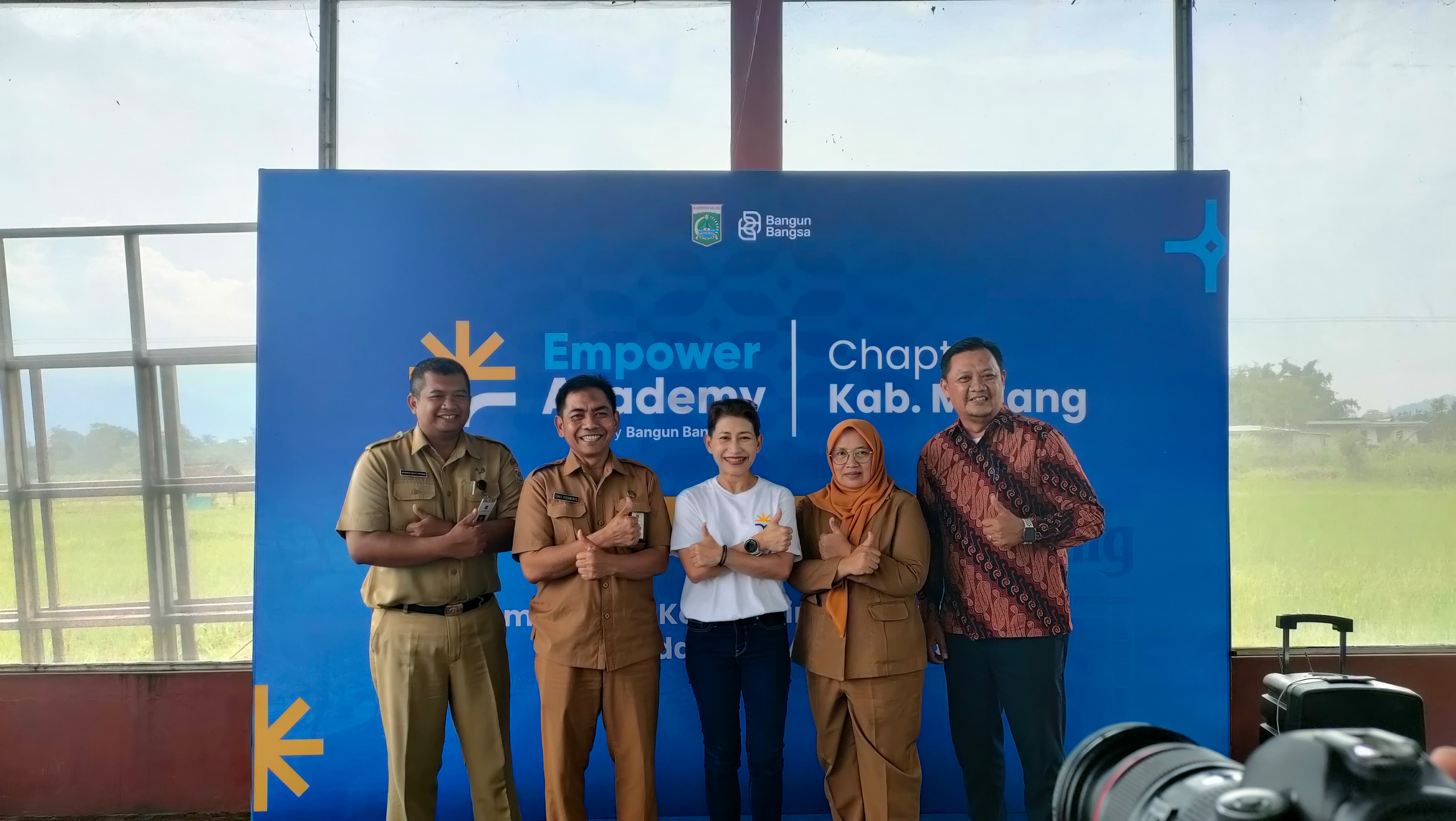 Bangun Bangsa san Kemenko PMK foto bersama setelah melakukan panen melon di Desa Bedali.