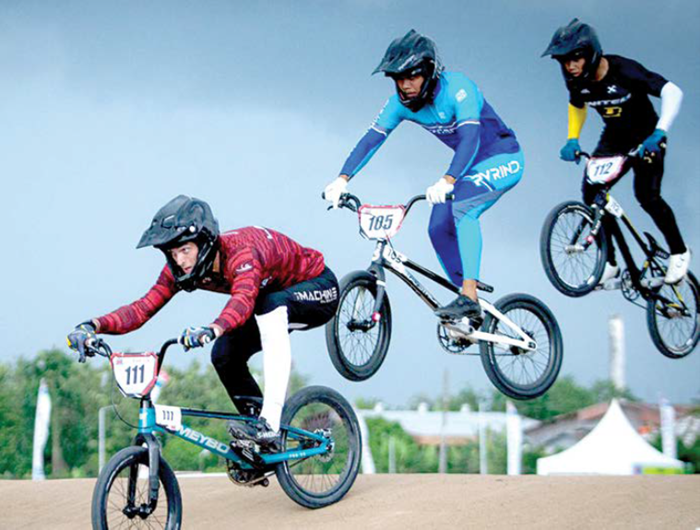 BERJAYA: Atlet BMX Kota Malang Kelas Men Elite Firman Chandra (kanan) bertanding di BMX Supercross International Circuit Muncar, Banyuwangi, Minggu lalu (16/11)