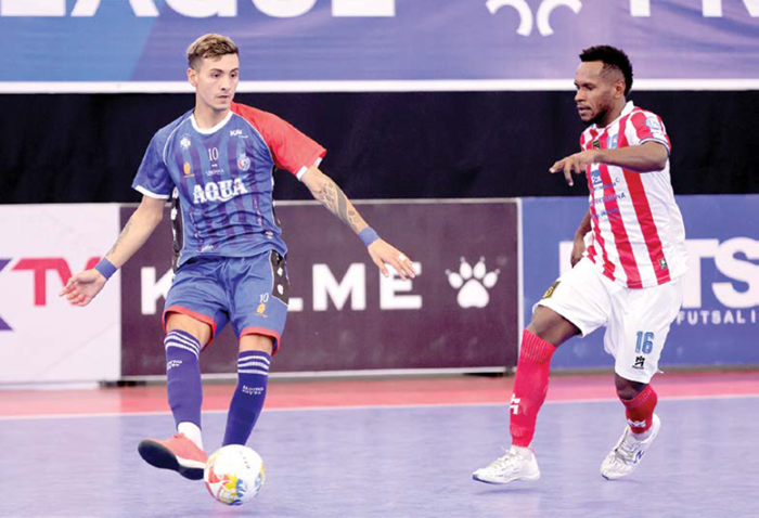 HARUS PERCAYA DIRI: Andres Josue Teran (kiri) berusaha melewati pemain Black Steel FC Papua dalam laga PFL pekan ke-6 di GOR Nambo Jakarta.