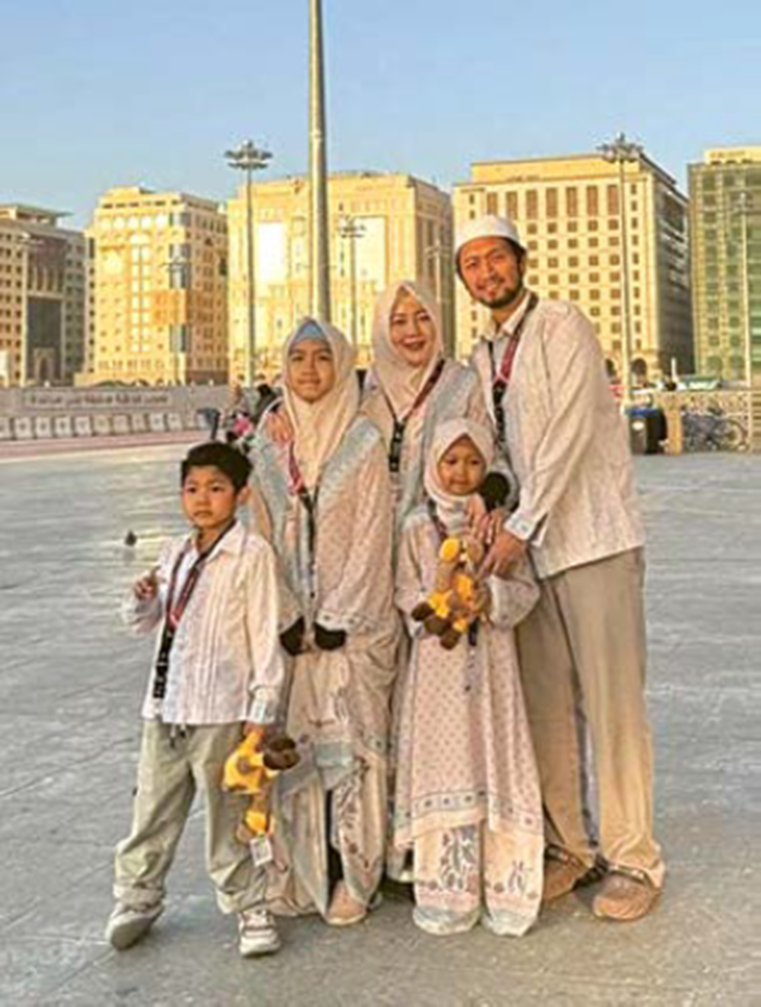 DUKUNGAN KELUARGA: Bidan Rezkia Ratna Wulandari di sela umrah bersama suami dan kedua anaknya beberapa waktu lalu.
